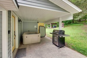 Covered Patio | Gas Grill | Hot Tub