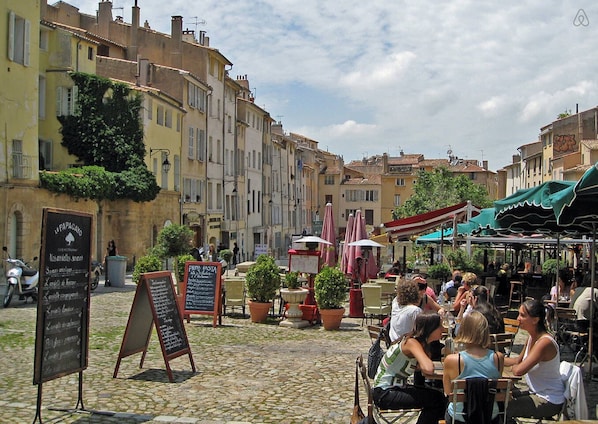 Place des Cardeurs,  2mn walk from the studio