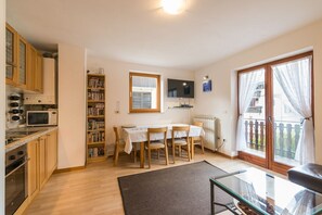 Lepa Soca House - kitchen and dining