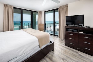 Master king - wrap around balcony