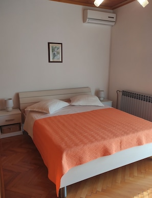 Schlafzimmer 1