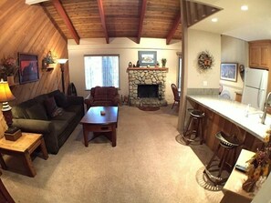 Living Room, Indoors, Furniture, Screen, Den