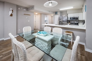 Dining area - Lovely open floorplan in IP 409 allows for dinner with a VIEW!