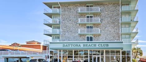 Daytona Beach Vacation Rental | Studio | 1BA | Step-Free Access Via Elevator