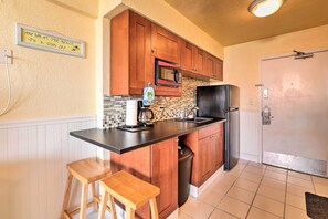 Kitchenette | Coffee Maker | Breakfast Bar