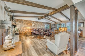 Living Room | Free WiFi | Flat-Screen TV w/ Cable