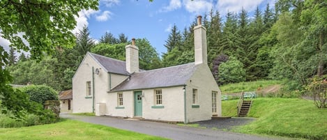 Gardener's Cottage - front aspect of the cottage sitting in estate grounds