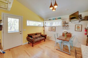 Living Room | Free WiFi | Cable TV
