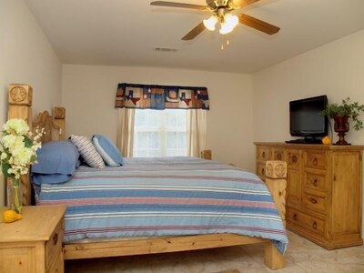 Waterfront LBJ Lake House with NEW 8 Person Hot Tub. Special Rates!