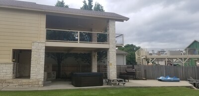 Waterfront LBJ Lake House with NEW 8 Person Hot Tub. Special Rates!