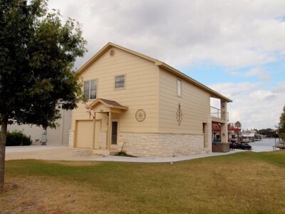 Waterfront LBJ Lake House with NEW 8 Person Hot Tub. Special Rates!