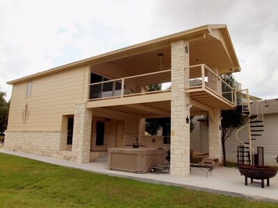 Waterfront LBJ Lake House with NEW 8 Person Hot Tub. Special Rates!