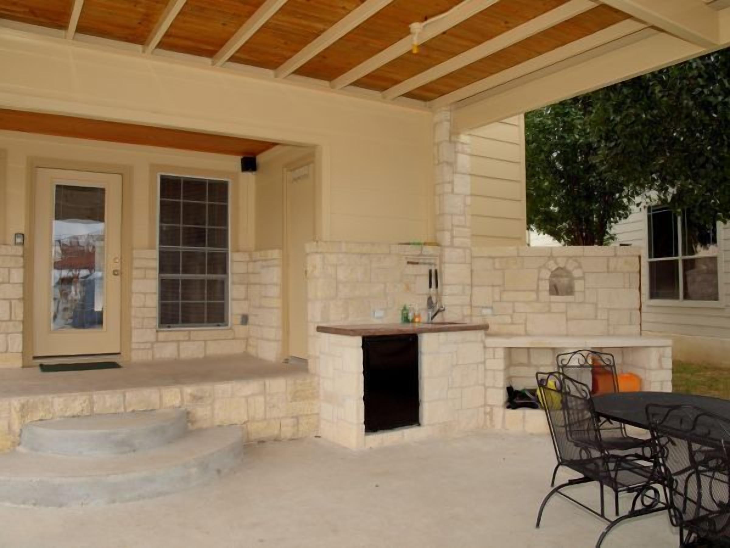 Waterfront LBJ Lake House with NEW 8 Person Hot Tub. Special Rates!