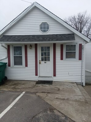 peaceful cottage
parking right out front for one car