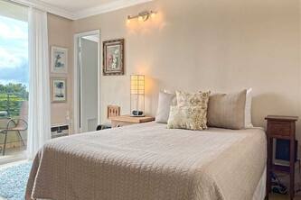 Modern Studio Style! OV Lanai, Kitchenette, WiFi, and AC – Waikīkī Grand #614