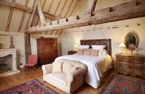 Dating back to 1300s, Elinor Fettiplace has kept its original features and provides accommodation across two floors