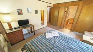 Bobcat 7 - Bedroom with En Suite