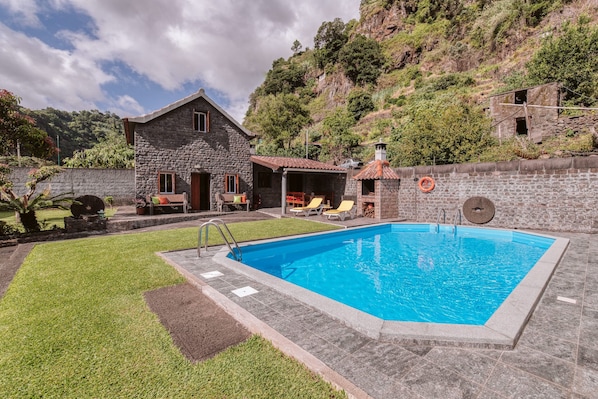 Edifício da propriedade e piscina
