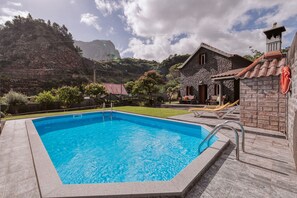Edifício da propriedade e piscina