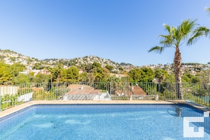 avec piscine privée et terrasse