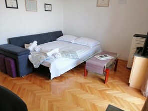 Schlafzimmer 1