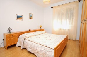 Schlafzimmer 1