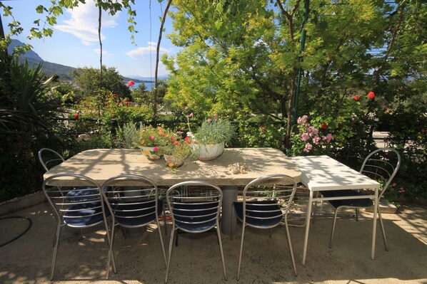 Outdoor dining