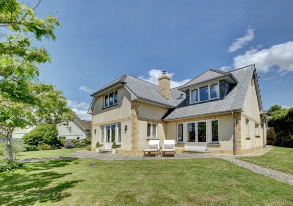 This superb detached modern home, in a peaceful and quiet location is only a short stroll to the centre of Croyde village and the wonderful sandy beach