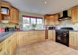 Very spacious very equipped kitchen with range cooker