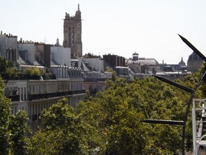 View on the TOUR SAINT JACQUES ( View on Saint James Tower)