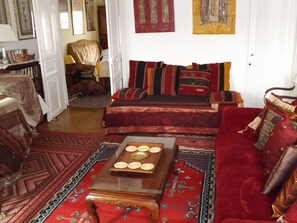 Living Room with sofa bed and single bed