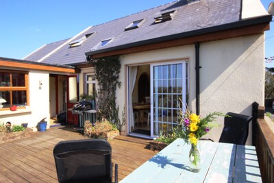 Molly's Cottage, Furbo - sleeps 8 guests  in 3 bedrooms