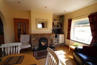 Molly's Cottage, Furbo - sleeps 8 guests  in 3 bedrooms