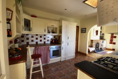 Molly's Cottage, Furbo - sleeps 8 guests  in 3 bedrooms