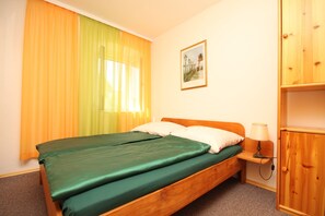 Schlafzimmer 1