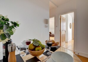 Cosy dining area, perfect for two!