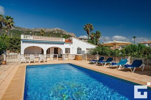 mit privatem Pool und Terrasse