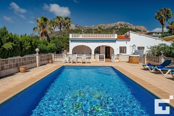 mit privatem Pool und Terrasse