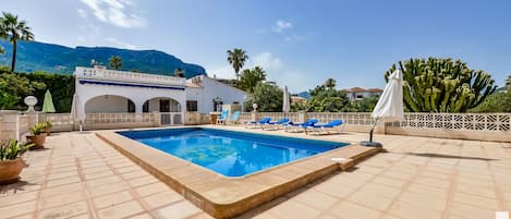 mit privatem Pool und Terrasse