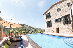 Pool-sun loungers-parasols, villa Deià, Mallorca, holiday rental