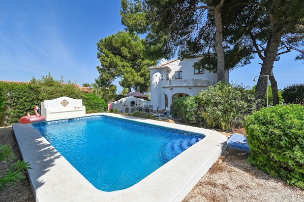 avec piscine privée et terrasse