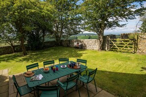 Overthwarts Farmhouse - outside seating area