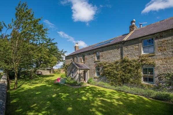 Overthwarts Farmhouse - exterior