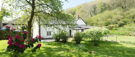 Bratton Mill Cottage with Riverside Garden