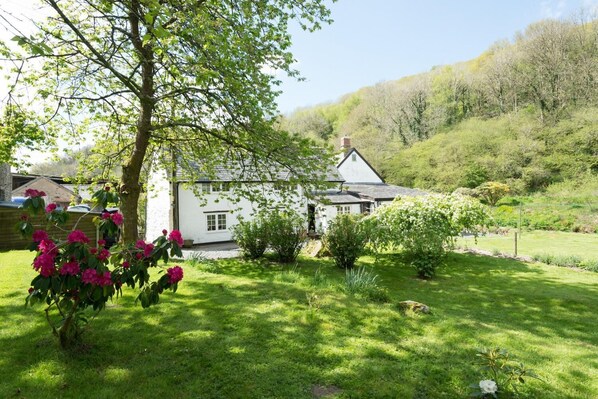 Bratton Mill Cottage with Riverside Garden