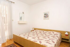 Schlafzimmer 1