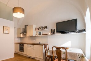 Apartment Barrio Alto - dining area and kitchen
