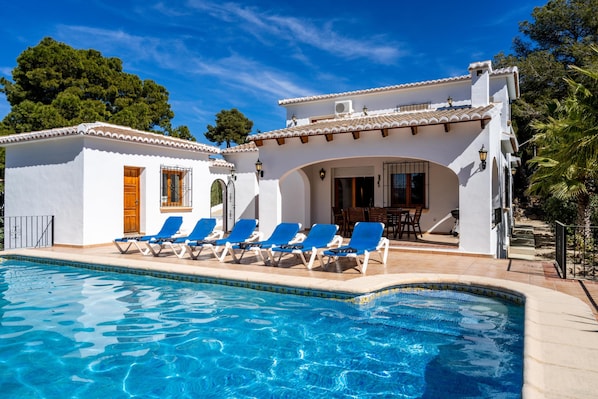 avec piscine privée et terrasse