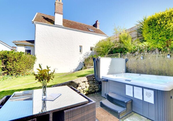 Hot tub and BBQ area, a perfect spot to relax after a day on the beach