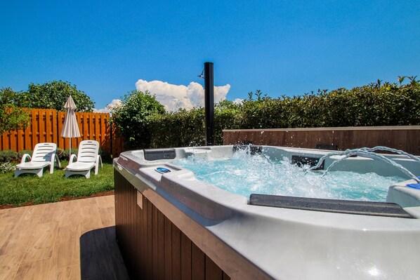 Outdoor spa tub